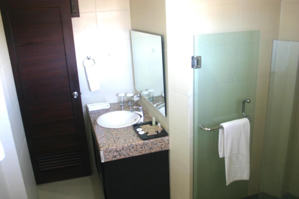 Royal Mamberamo Hotel Sorong Habitación foto