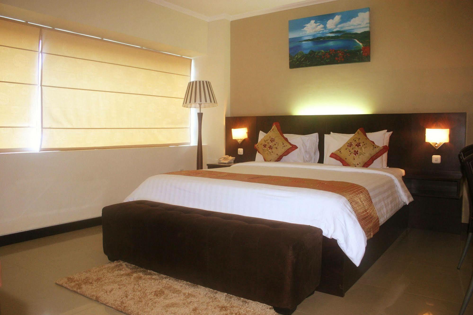 Royal Mamberamo Hotel Sorong Exterior foto